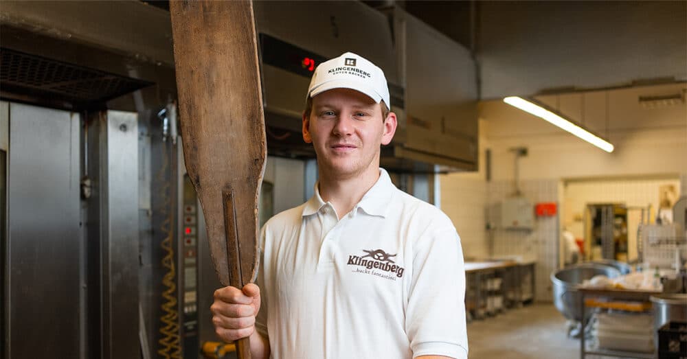 Bäcker der Bäckerei Klingenberg in der Backstube in Holzminden