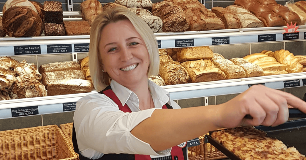 Verkäuferin der Bäckerei Borchers bei der Arbeit in der Filiale