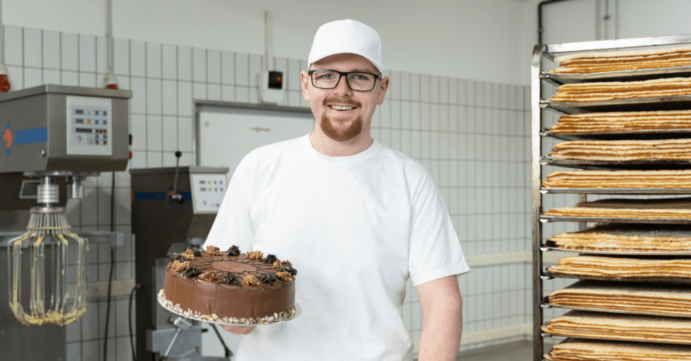 Konditor der Bäckerei Steinbrink bei der Arbeit in der Backstube