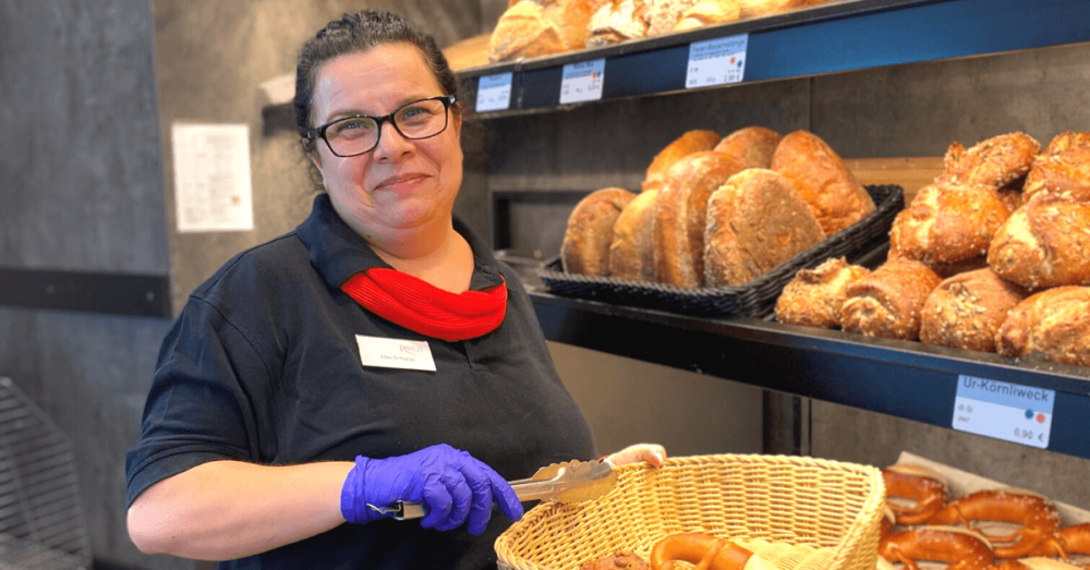 Verkäuferin der Bäckerei & Konditorei Raisch bei der Arbeit in der Filiale