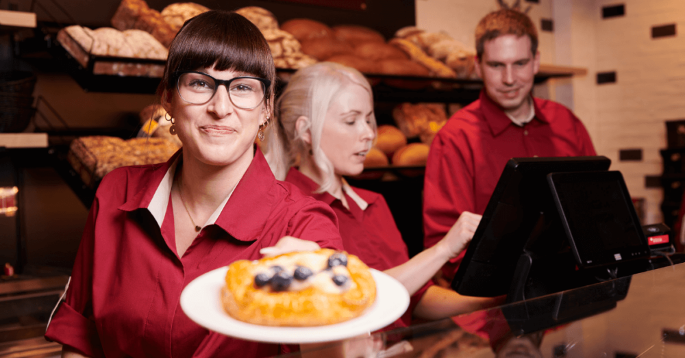 Verkäuferin der Feinbäckerei Thiele bei der Arbeit in der Filiale