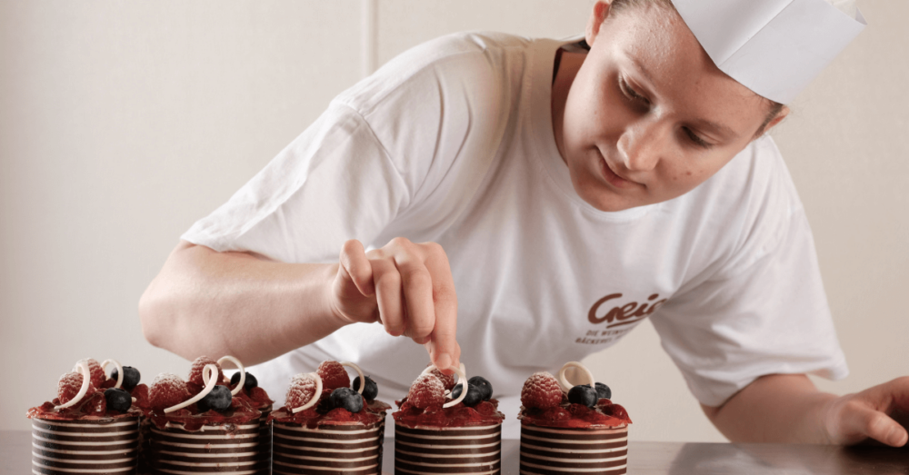 Konditorin der Bäckerei Geier. Die Bäckerei bei der Arbeit in der Backstube