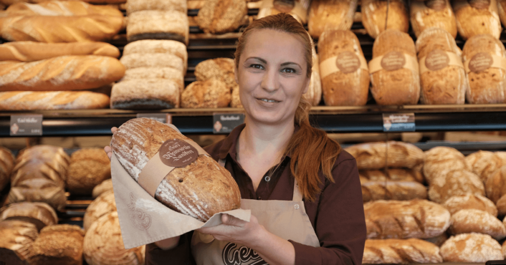 Verkäuferin der Bäckerei Geier. Die Bäckerei bei der Arbeit in der Filiale