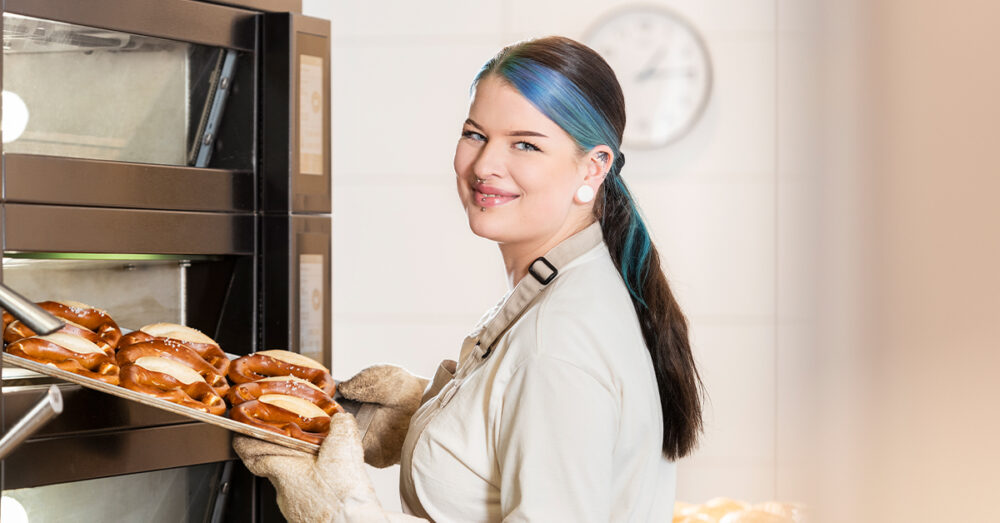 Verkäuferin der Bäckerei Übele bei der Arbeit in Aspach und Umgebung