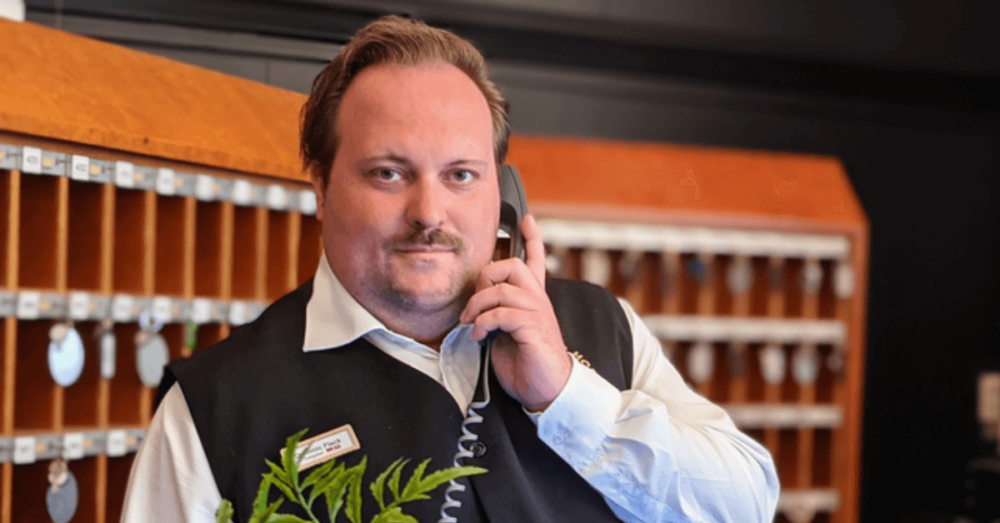 Mitarbeiter am Empfang bei der Arbeit an der Rezeption vom Hotel Marburger Hof
