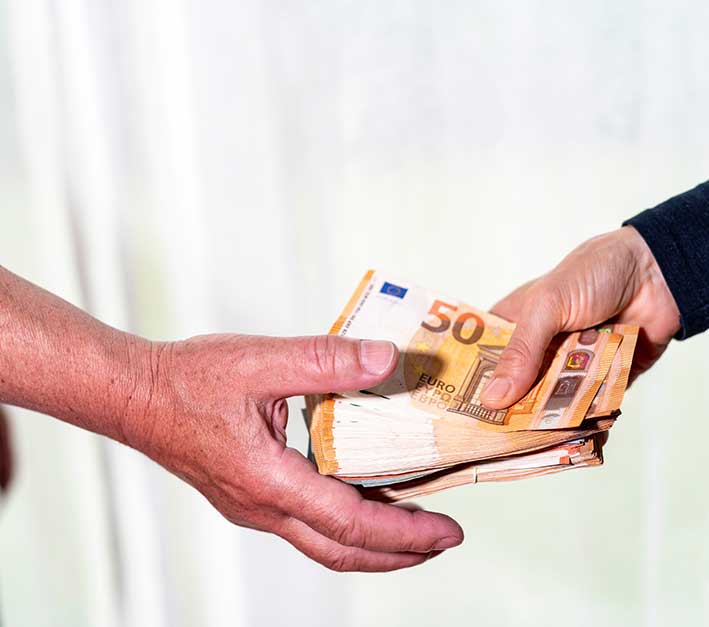 Übergabe der Mitarbeiter werben Mitarbeiter Prämie