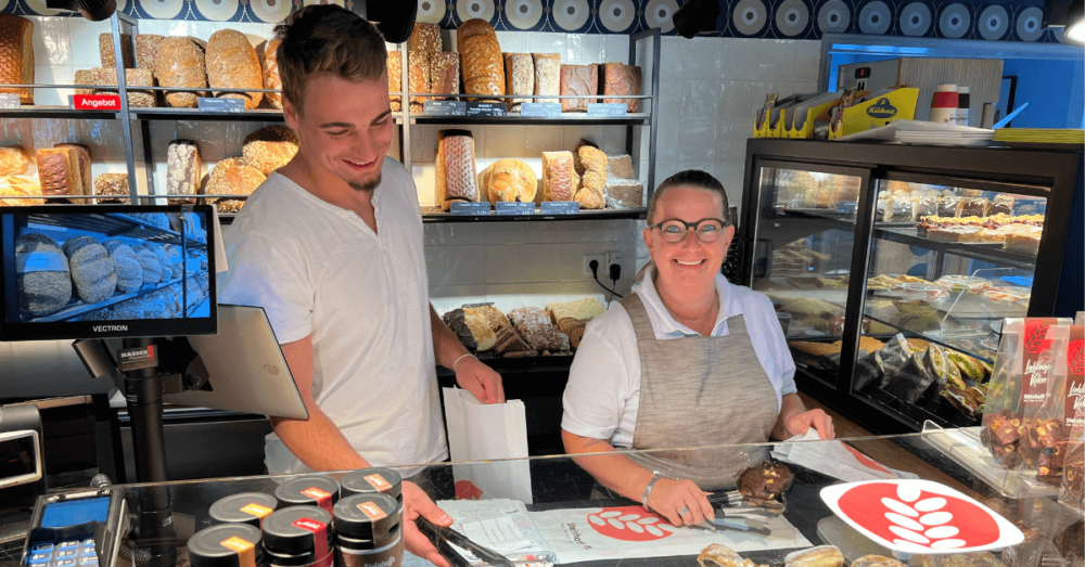 Verkäuferin der Bäckerei Steinhoff bei der Arbeit in der Filiale