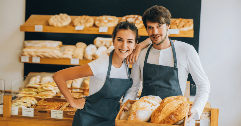 Verkäufer der Bäckerei Riegler bei der Arbeit in der Filiale