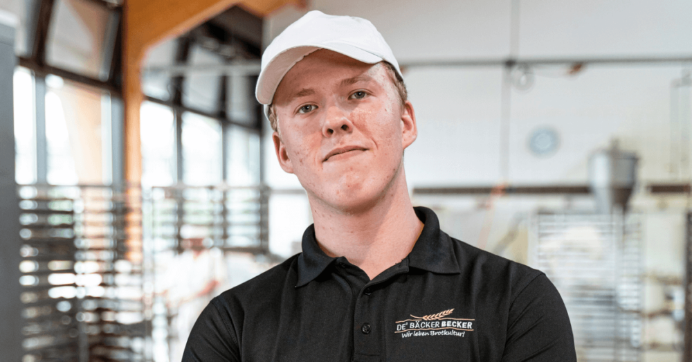 Konditor von De Bäcker Becker bei der Arbeit in der Backstube