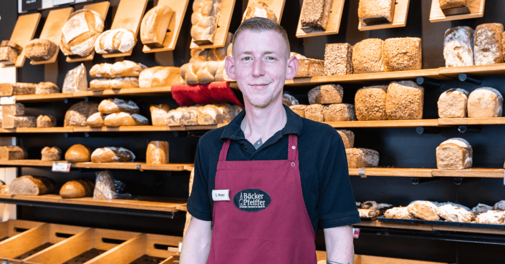 Verkäufer der Bäckerei Pfeiffer in der Filiale in Steinkirchen