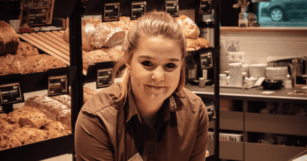 Verkäuferin der Holzofenbäckerei Ripken in der Filiale in Apen
