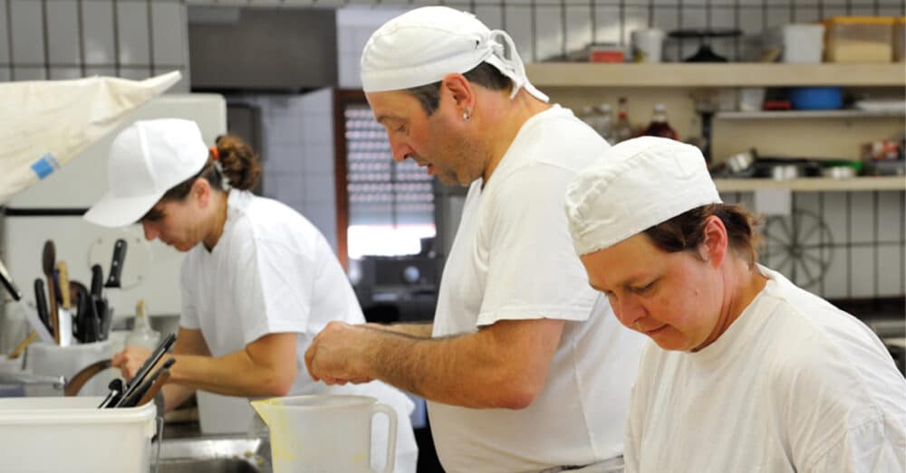 Bäcker der Bäckerei Holderied in der Backstube in Lindenberg