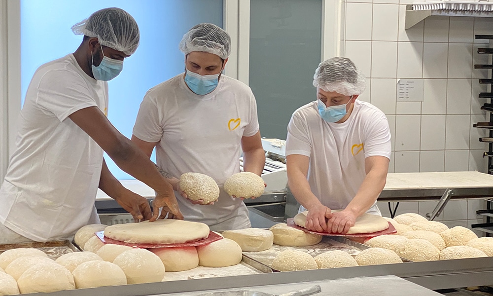 Bäcker der Bäckerei Leifert bei der Arbeit in der Backstube in Gifhorn