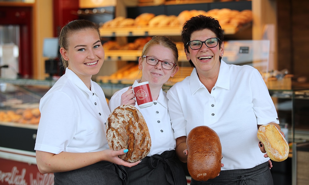 Auszubildende Verkäuferin der Bäckerei Plücker bei der Arbeit in der Filiale