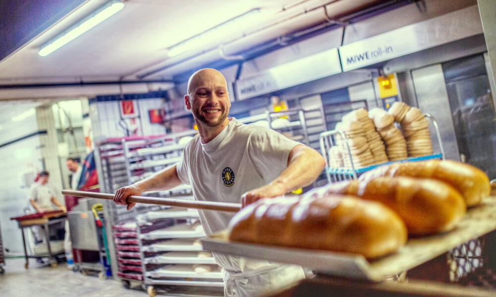 Bäcker von der Bäckerei SAM URBAN BAKER bei der Arbeit in der Backstube in Fischerhude