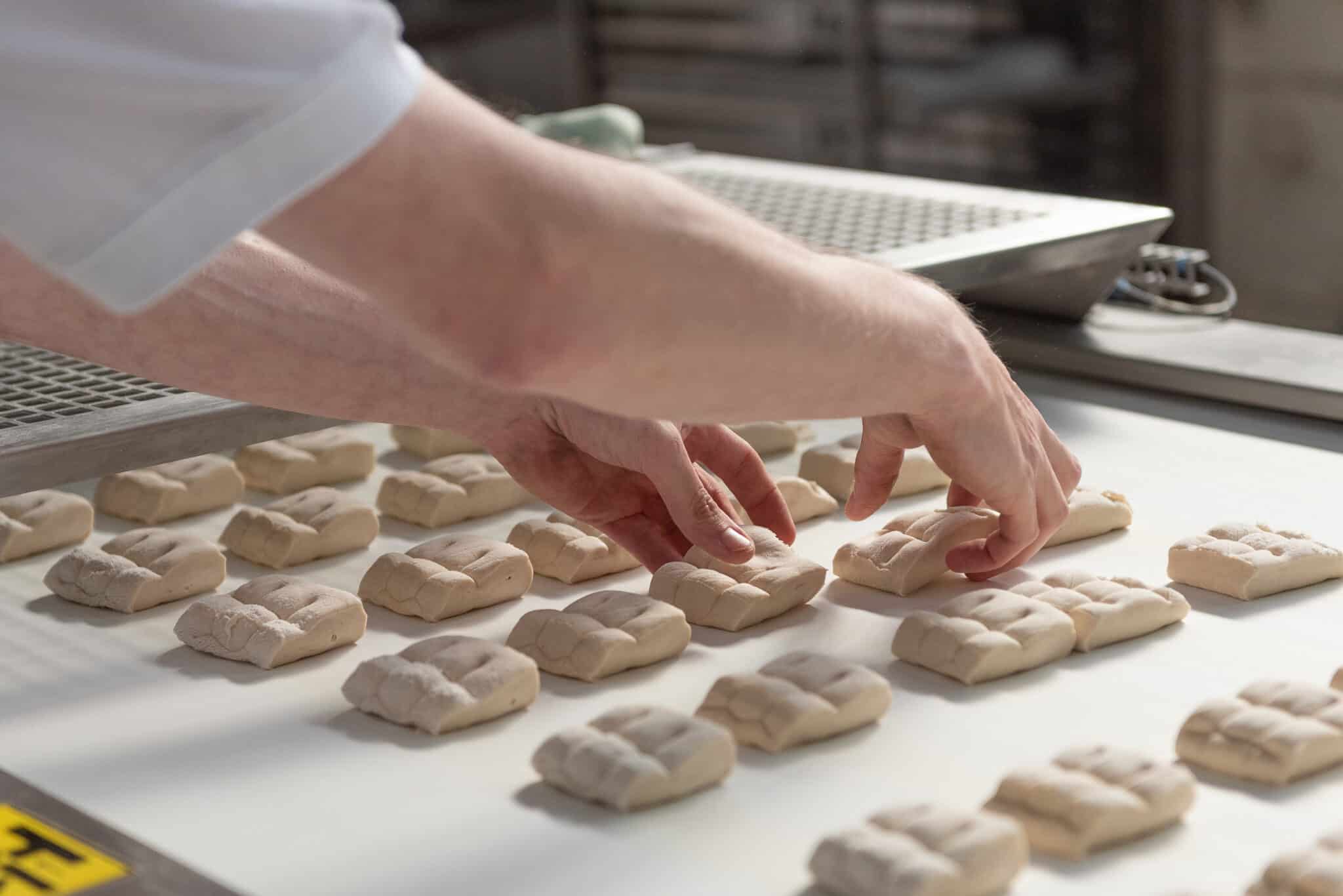 Bäcker der Bäckerei Birkholz bei der Arbeit in der Backstube in Gütersloh
