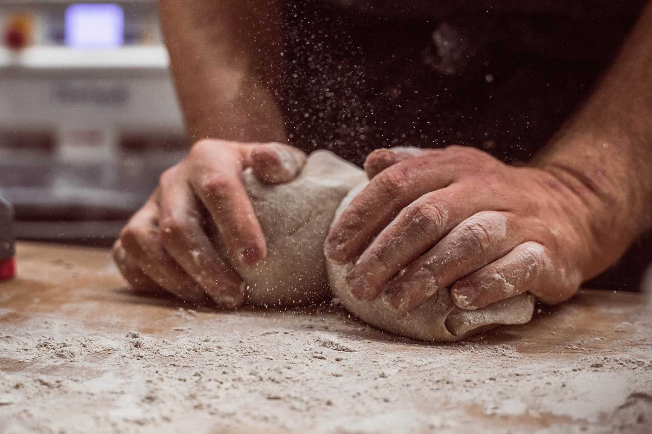 Bäcker der Bäckerei Ihle bei der Arbeit