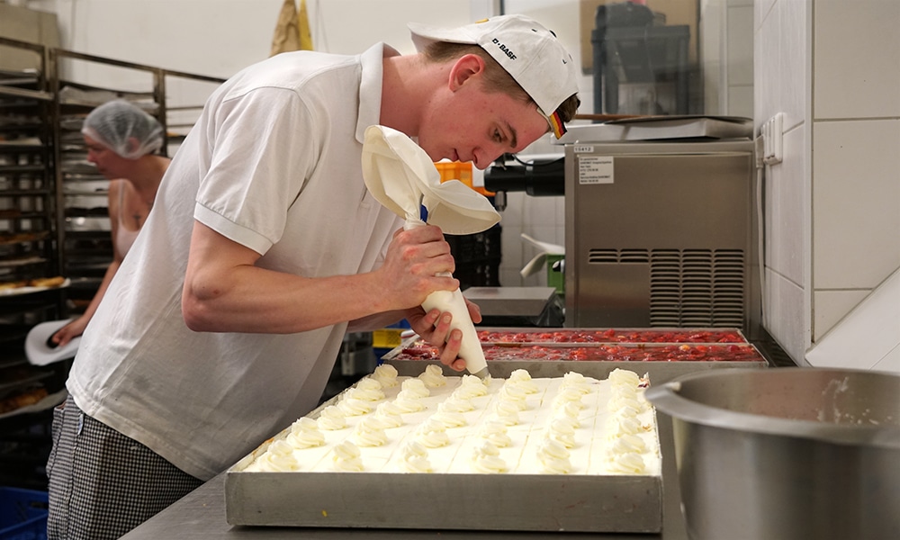 Konditor von der Landbäckerei Gagel bei der Arbeit in der Backstube