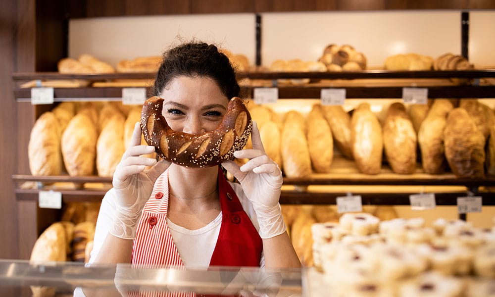Bäckereiverkäuferin in der Bäckerei-Filiale