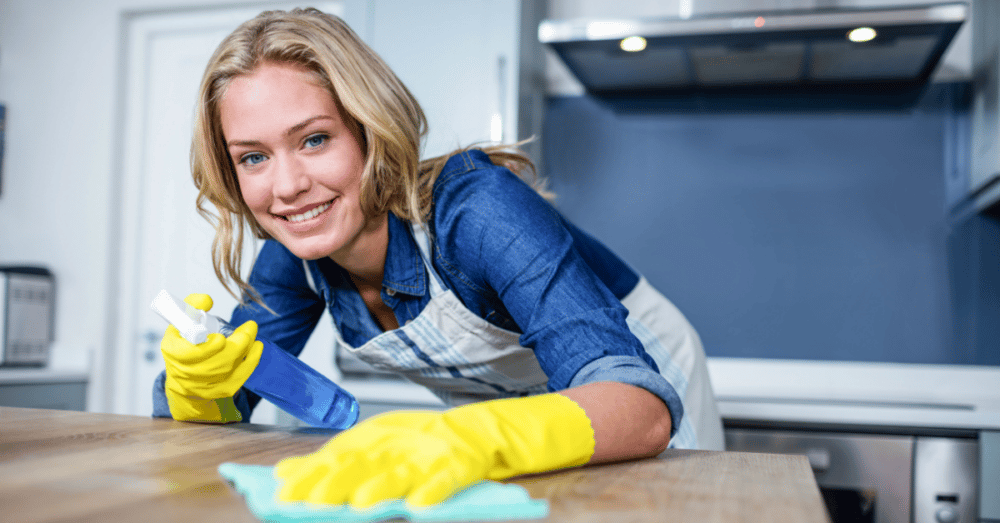 Gebäudereinigerin bei der Bäckerei Benslips in Delbrück