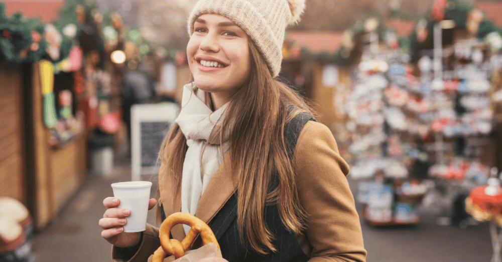 Verkäufer der Bäckerei Walter auf dem Weihnachtsmarkt in Schwäbisch Gmünd
