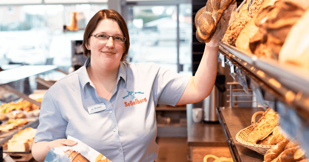 Verkäuferin der Bäckerei Seßelberg bei der Arbeit in der Filiale in Kellenhusen