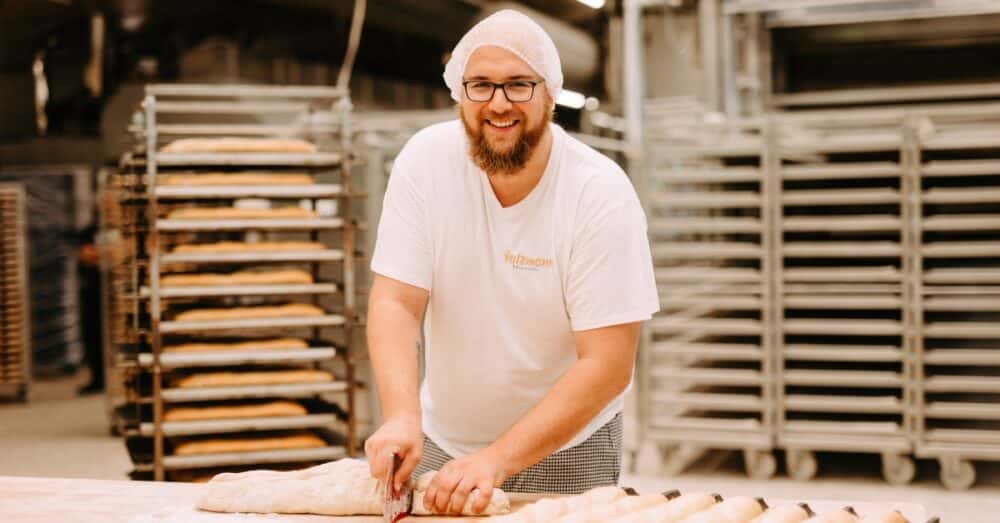 Bäcker Auszubildener der Bäckerei Heitzmann in Bad Korzing-Biengen