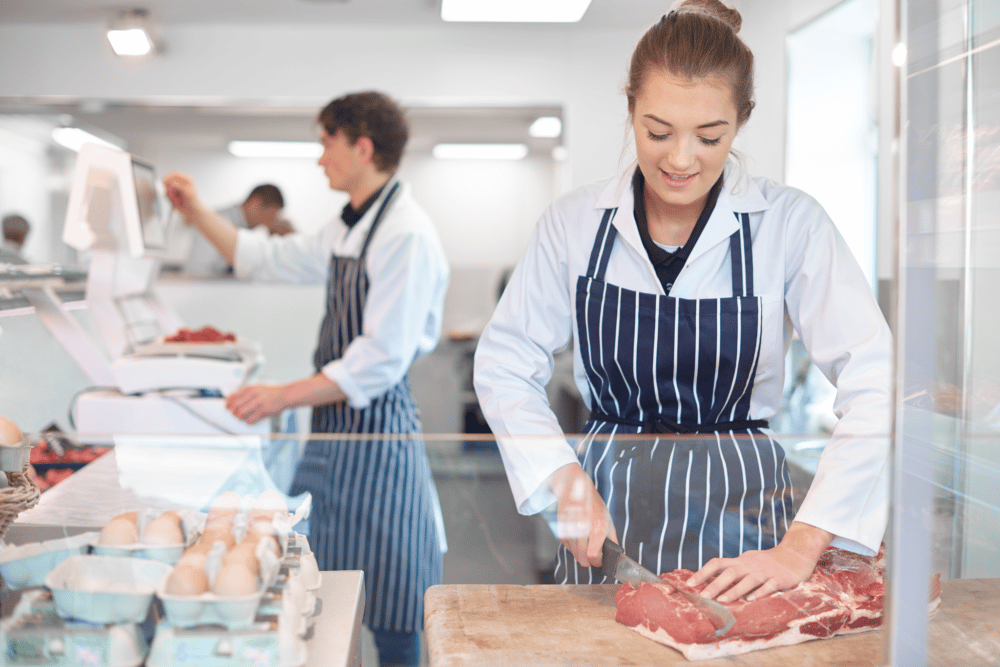 Metzgerin bei der Arbeit in der Metzgerei