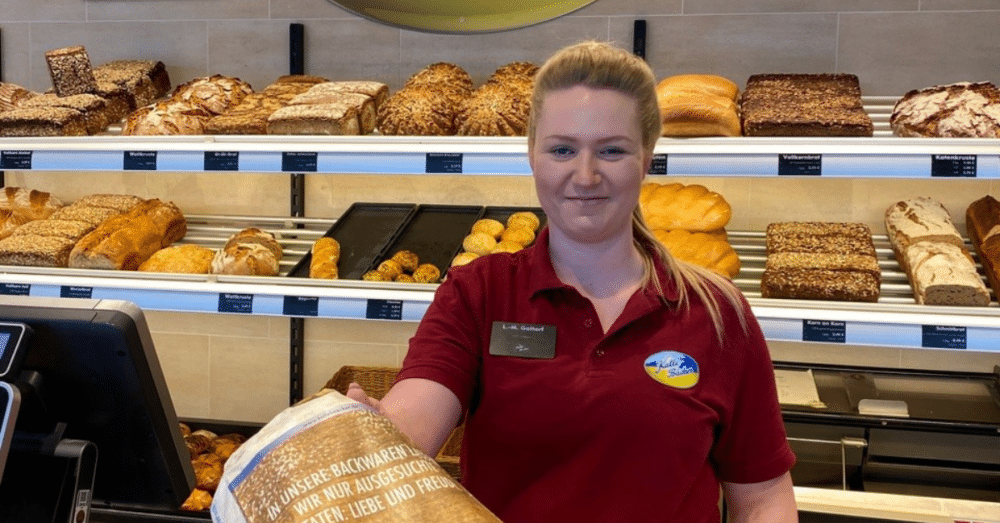 Verkäuferin der Bäckerei Kalle-Bäcker in Albersdorf bei der Arbeit an der Ladentheke