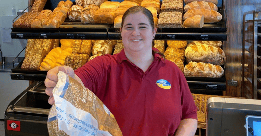 Verkäuferin der Bäckerei Kalle-Bäcker in Brunsbüttel bei der Arbeit an der Ladentheke
