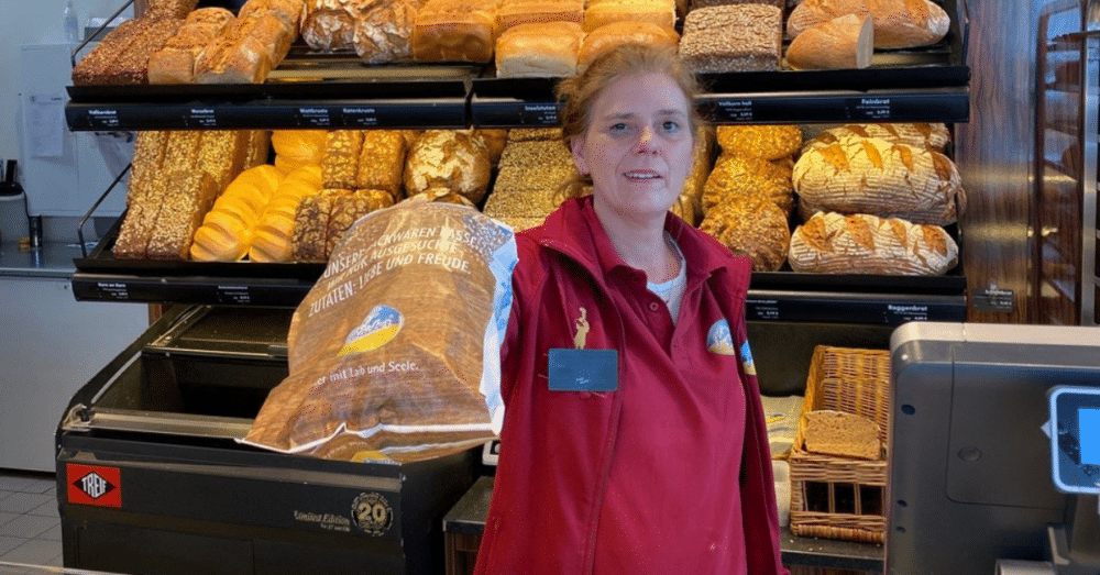 Verkäuferin der Bäckerei Kalle-Bäcker in Burg bei der Arbeit an der Ladentheke