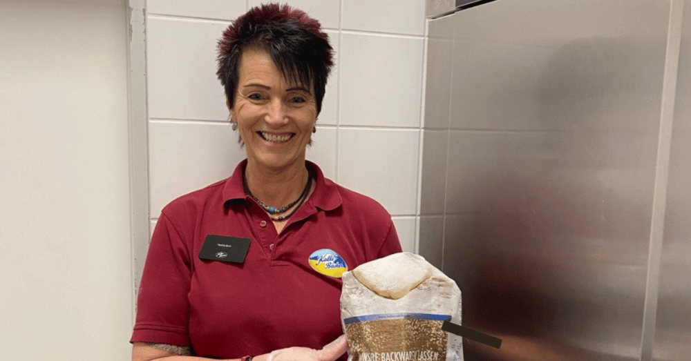 Verkäuferin der Bäckerei Kalle-Bäcker in St. Peter Bad bei der Arbeit