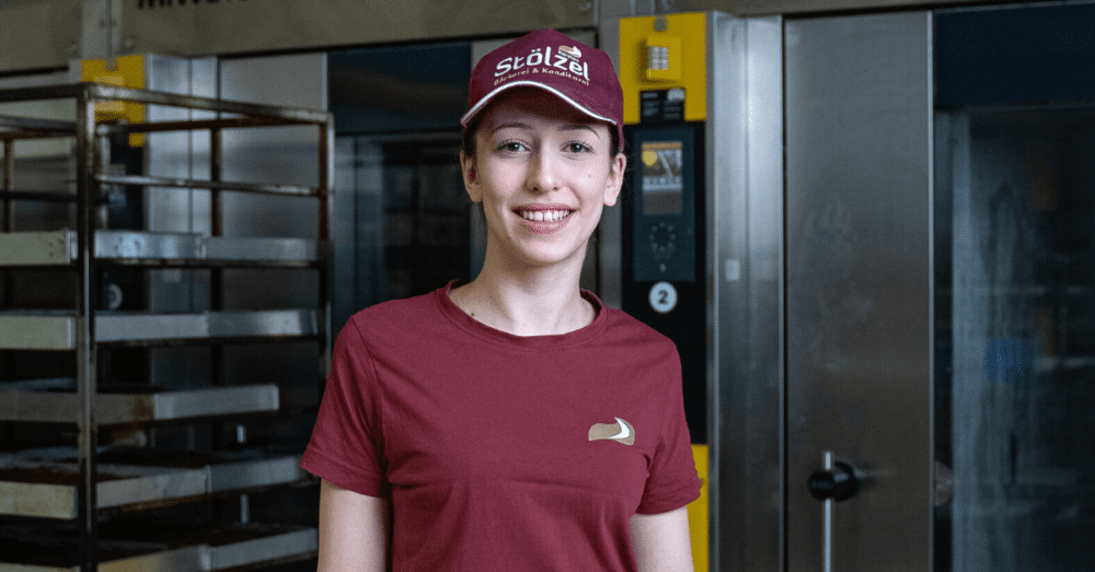 Köchin der Bäckerei Stölzel bei der Arbeit in der Küche in Rochlitz
