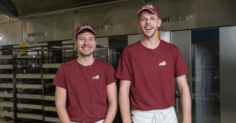 Produktionsgehilfen der Bäckerei Stölzel bei der Arbeit in der Backstube in Rochlitz