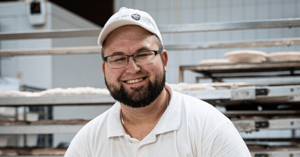 Produktionshelfer der Bäckerei Schmid in der Backstube in Gomaringen