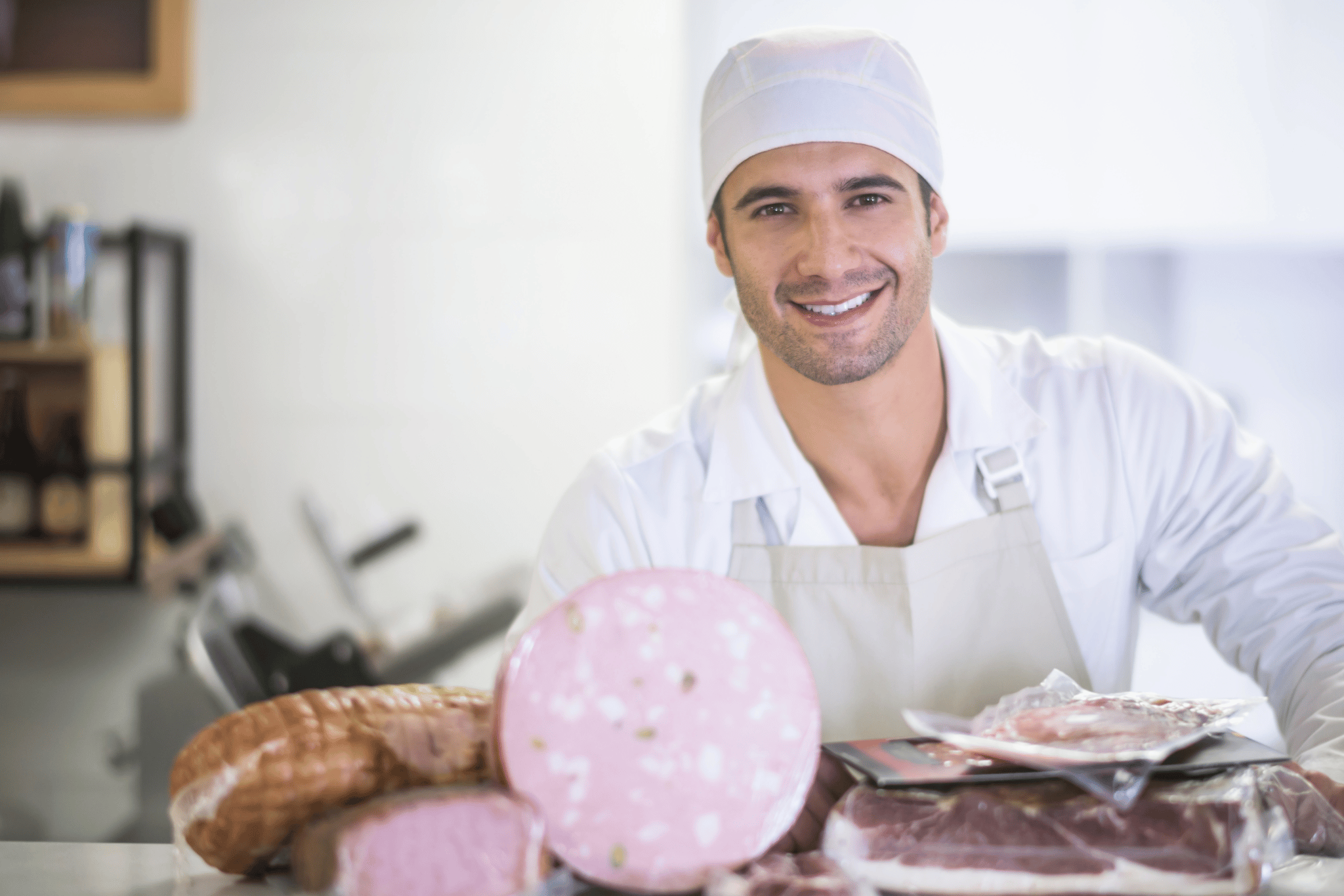 Metzger bei der Arbeit in der Metzgerei