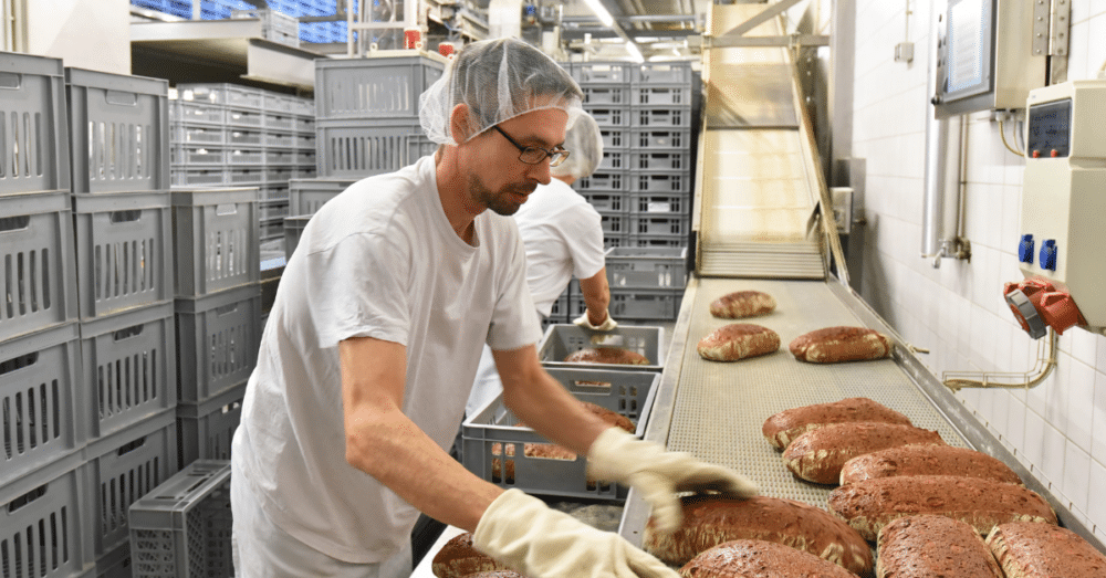 Mitarbeiter in der Snackproduktion des Backhaus Liening in Rietberg bei der Arbeit