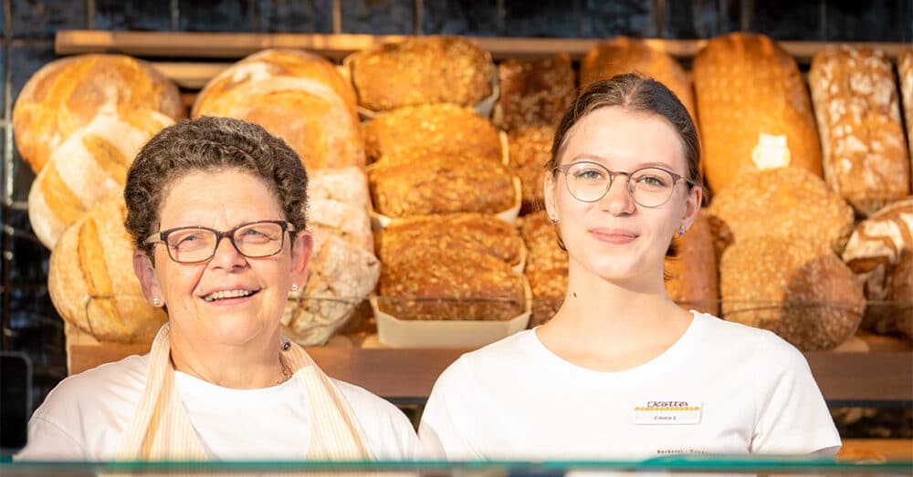 Verkaufsleitung und Verkäuferin der Bäckerei Kotter bei der Arbeit in der Filiale in Traunstein