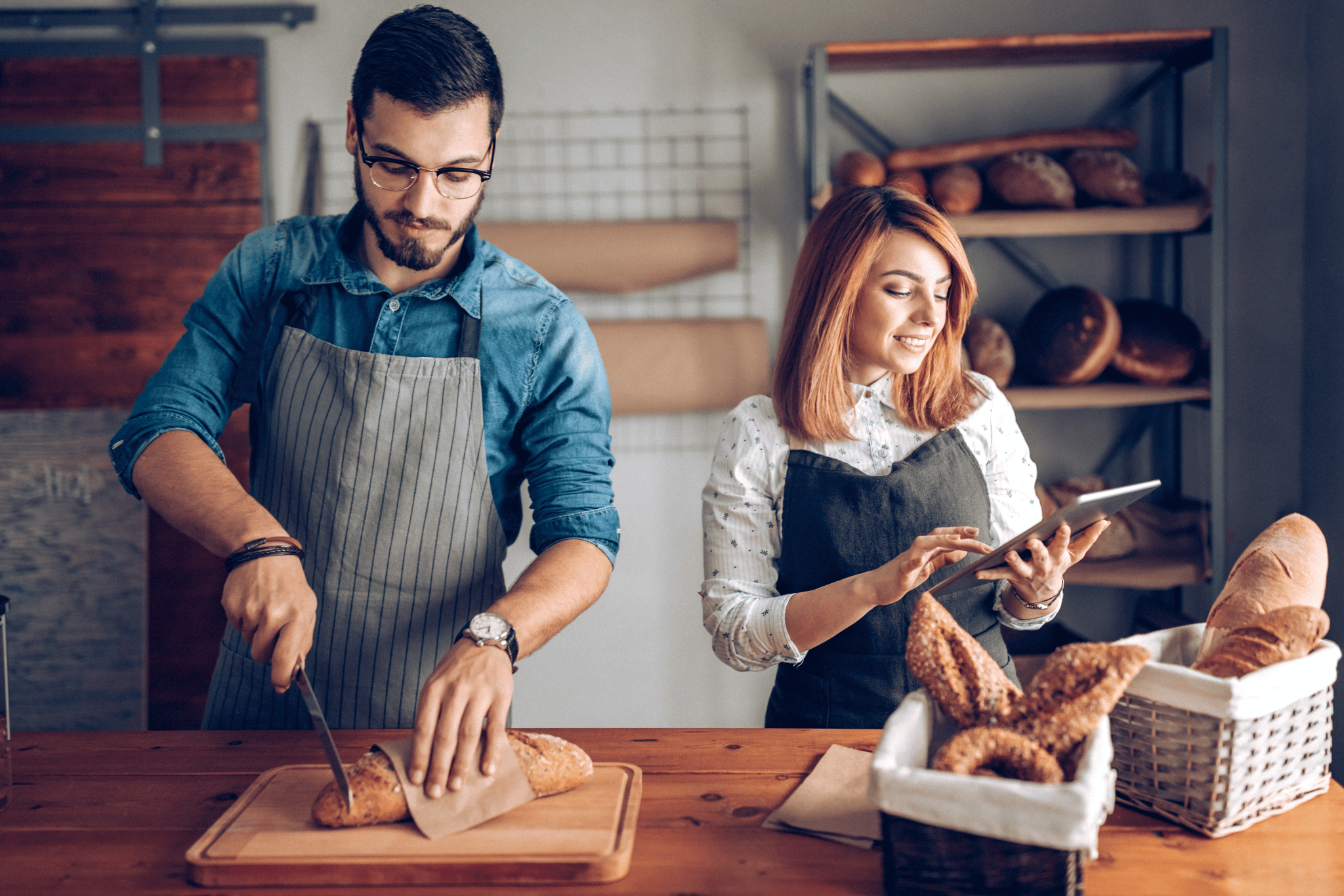 Bäcker bei der Arbeit in einer modernen Backstube