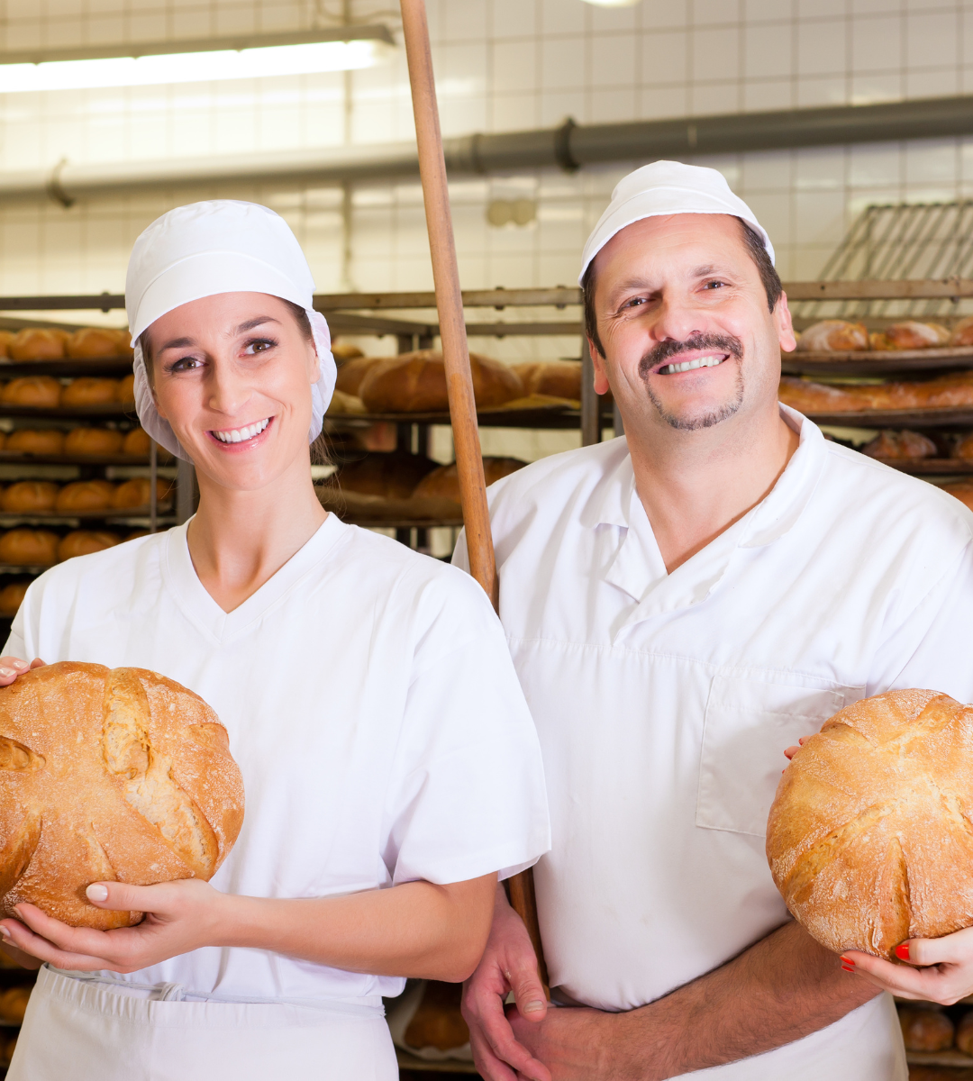Bäcker einer Bäckerei bei der Arbeit in der Backstube
