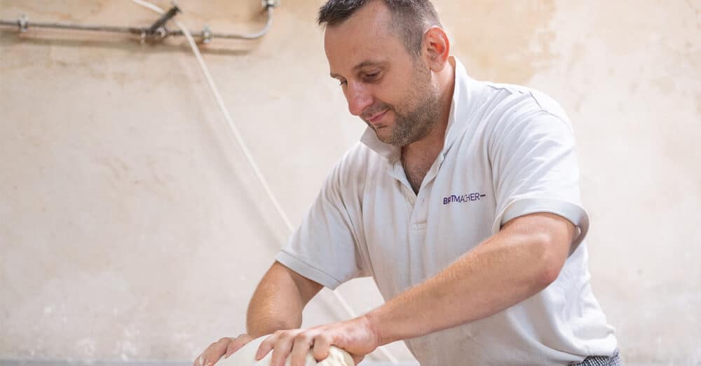 Bäcker in der Backstube von den Brotmachern Breu & Oberprieler in Altdorf