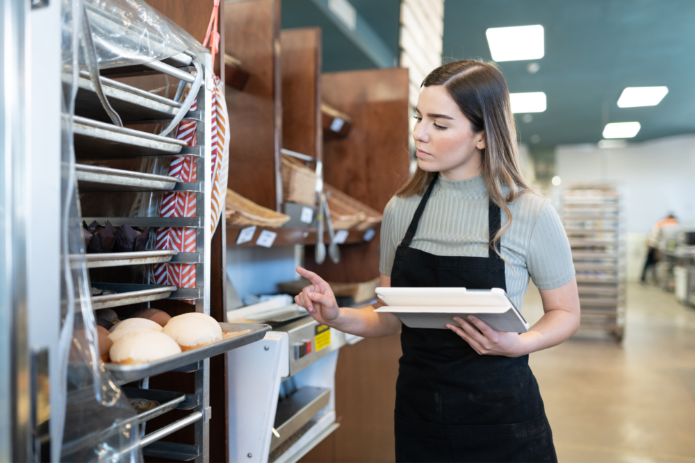 Bäckereiverkäuferin bei der Arbeit in der Backstube