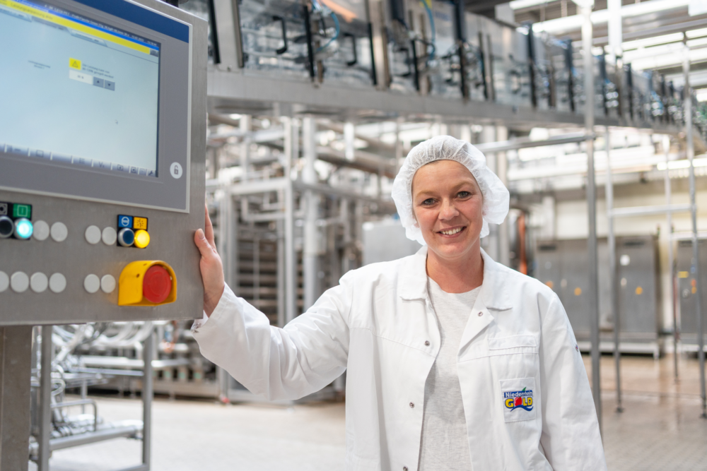 Mitarbeiterin in der Produktion bei Niederrhein-GOLD in Moers