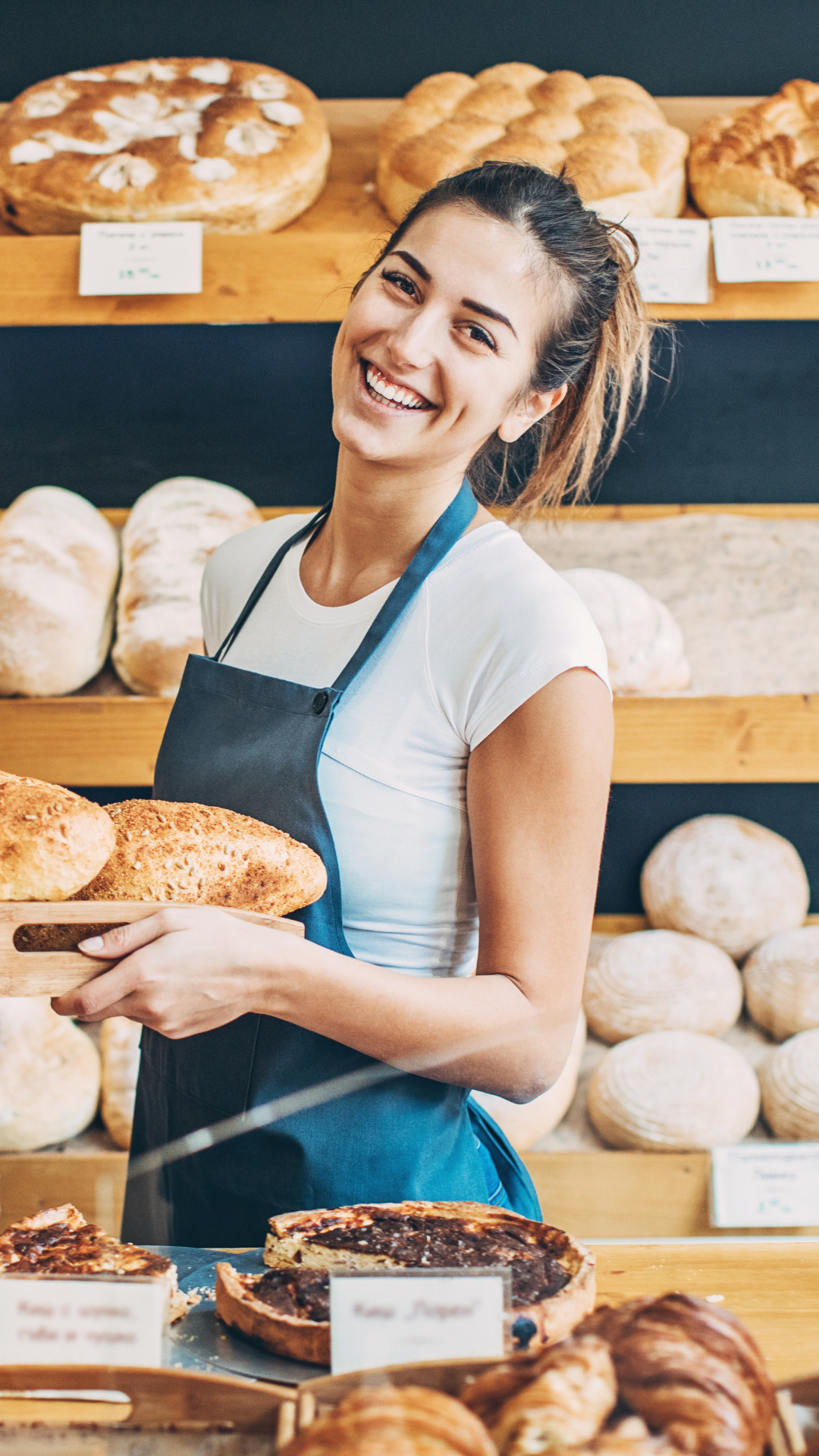 Verkäuferin einer Bäckerei bei der Arbeit in der Filiale