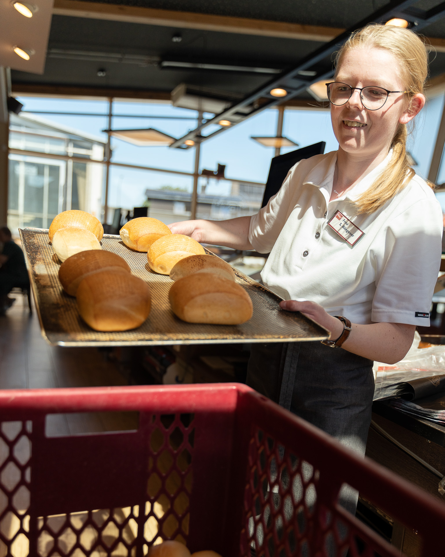 Verkäuferin der Bäckerei Plücker in der Filiale in Waldeck-Alraft