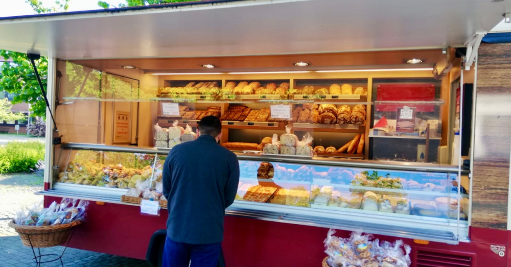 Verkaufsfahrer bei der Bäckerei Kalle in Marne bei der Arbeit