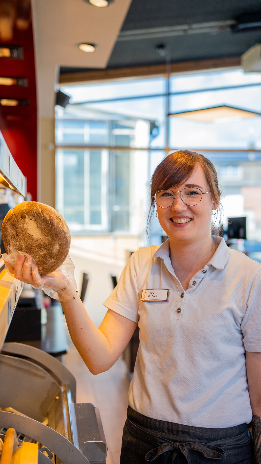 Auszubildende bei der Arbeit bei der Bäckerei Plücker in Waldeck-Alraft