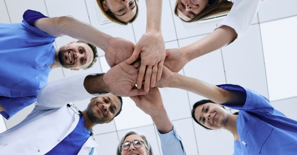 Erfolgreiche Recruiting-Strategien für Krankenhäuser und Pflegeheime: Personal langfristig gewinnen und halten mit JetztJob